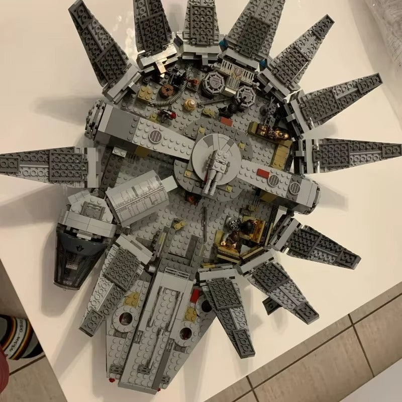 Millennium Falcon™ – 1381 peças